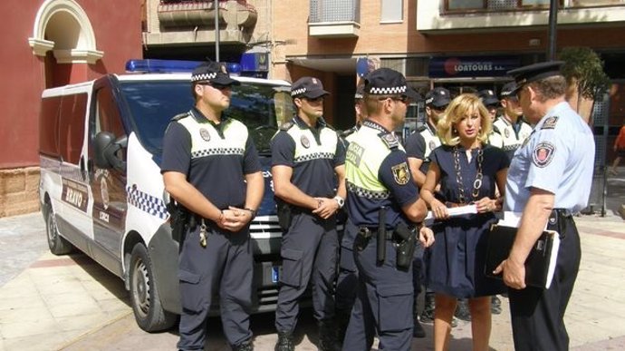 La concejala, con agentes de la Policía Local de Lorca