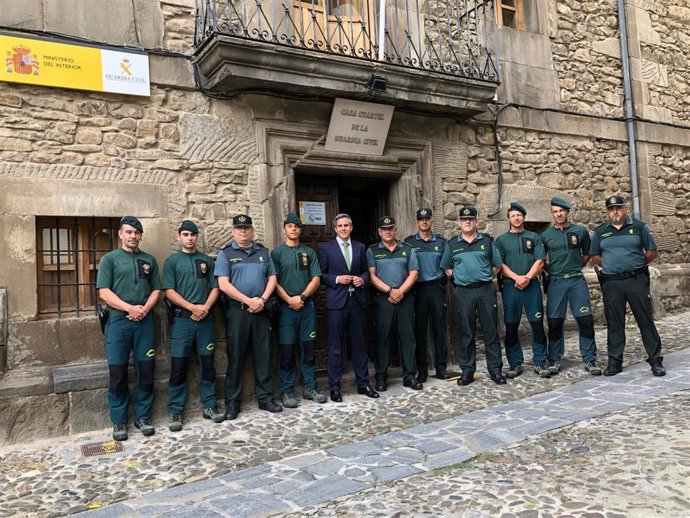 Zuloaga y el coronel jefe de la Guardia Civil de Cantabria visitan el cuartel