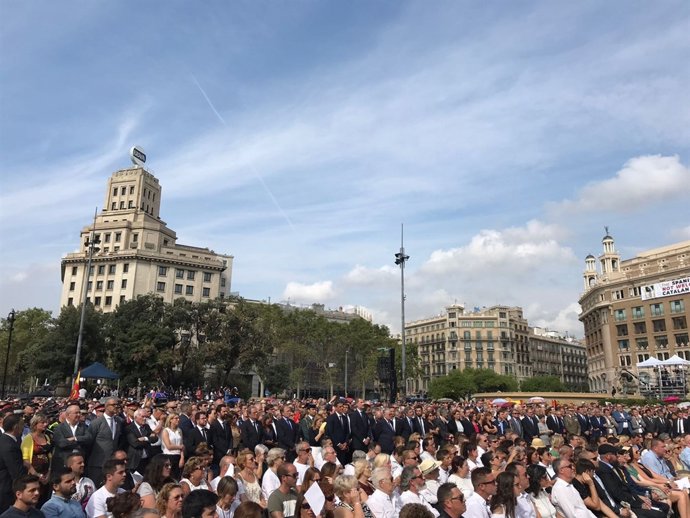 Autoritats en l'acte de l'aniversari dels atemptats a Catalunya