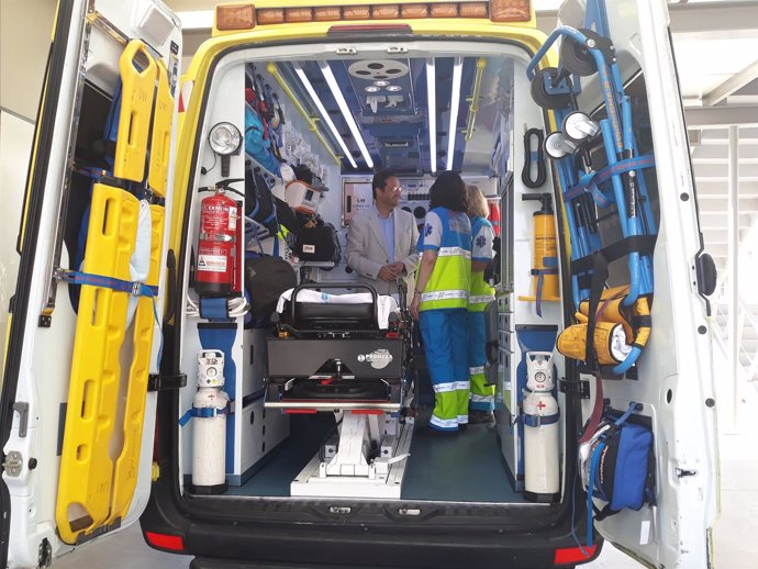 El viceconsejero Fernando Prados en un ambulancia del SUMMA 112