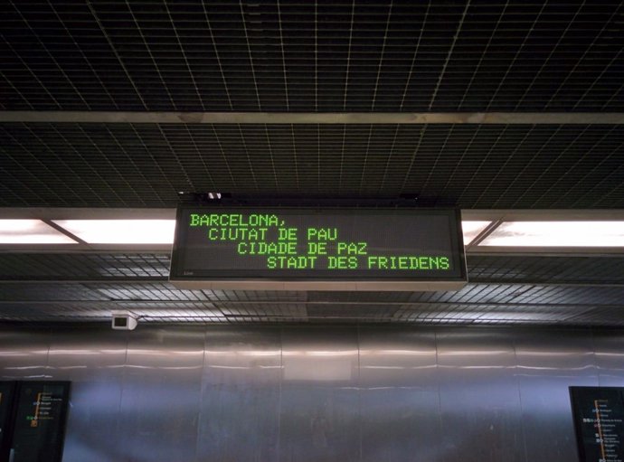 Un panell lluminós al Metro diu: 'Barcelona, ciutat de pau'