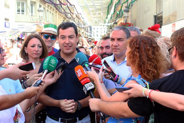 El presidente del PP de Andalucía, Juanma Moreno, con Bendodo y Navarro PP feria