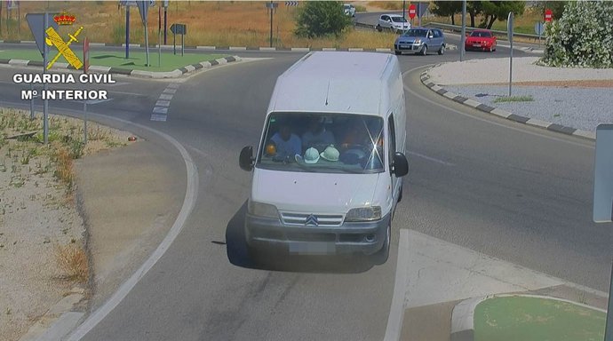 La furgoneta en la que se desplazaban como si fueran obreros