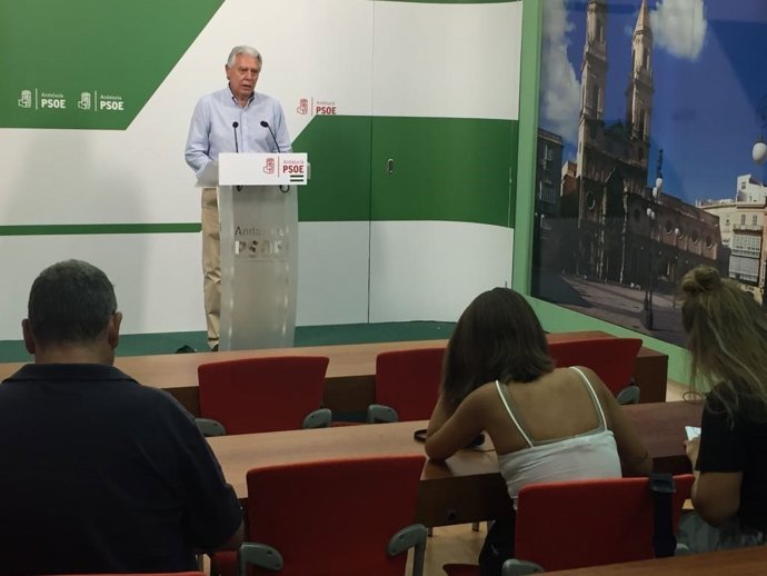 El secretario de Educación del PSOE-A Francisco Menacho