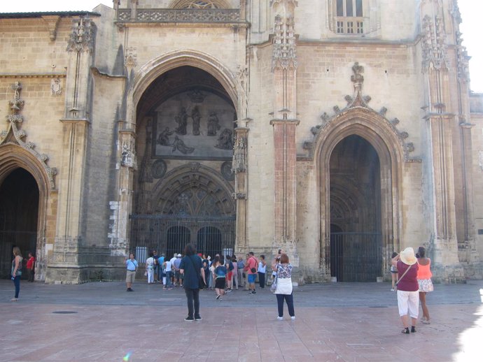 Turismo, turistas, Oviedo, viajeros, Catedral.