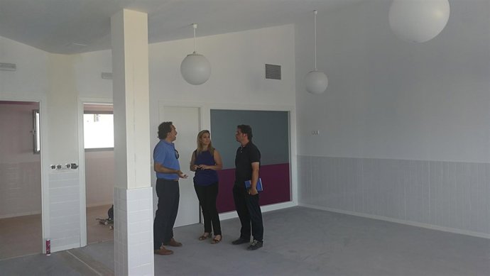 La alcaldesa de Alcalá visita el edificio El Madroño en la localidad