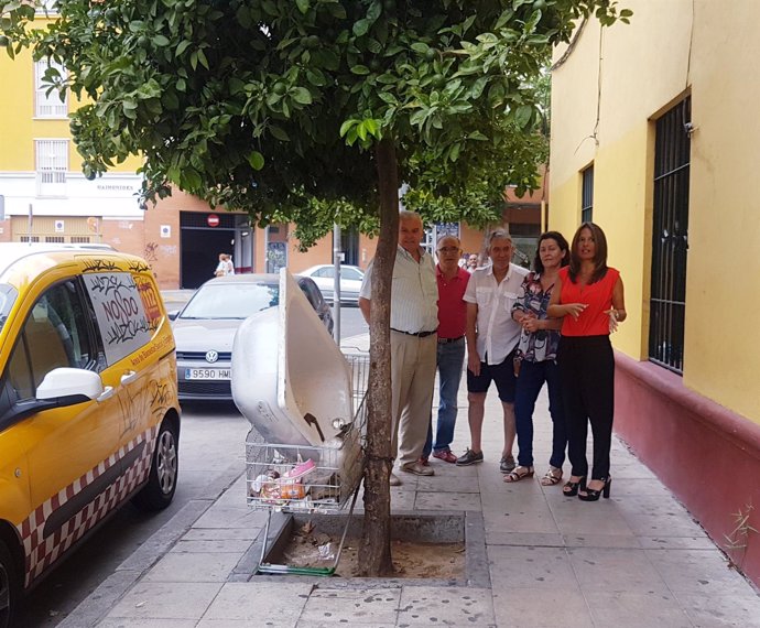 La concejal del PP de Sevilla, Evelia Rincón, en el albergue de La Macarena