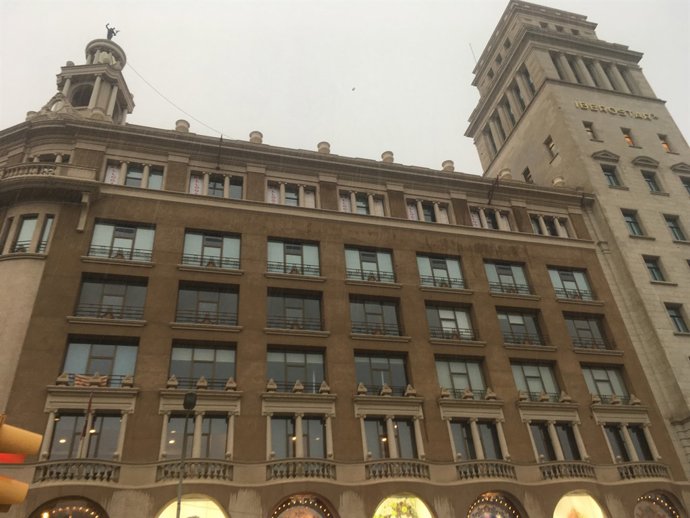 La pancarta ha estat retirada de l'edifici de plaça Catalunya