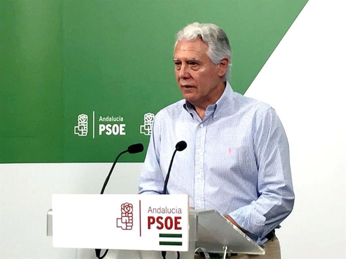 El secretario de Educación del  PSOE-A, Francisco Menacho