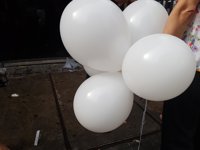 La Boqueria y comerciantes de La Rambla liberan globos blancos con "mensajes de amor"