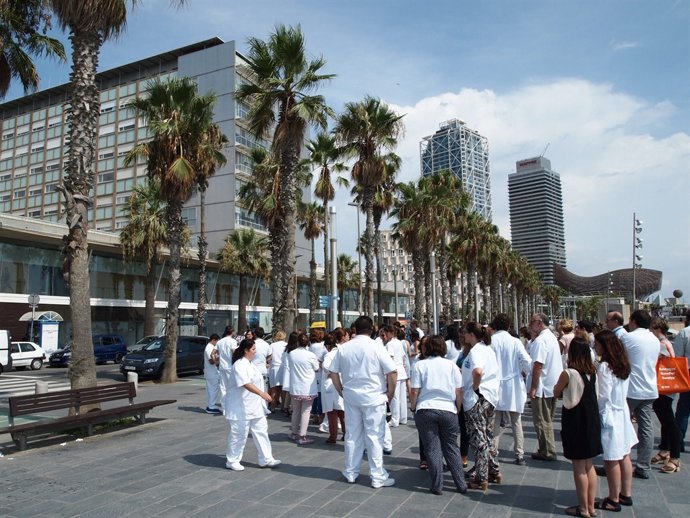 Sanitaris de l'Hospital del Mar de Barcelona recorden les víctimes de l'atemptat