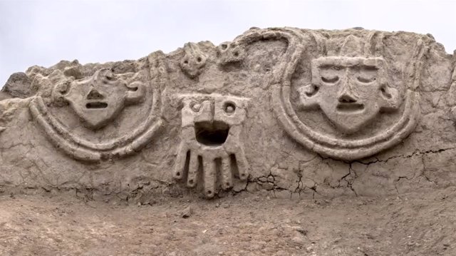 Hallan en Perú un muro decorado con relieves de 3.800 años de antigüedad