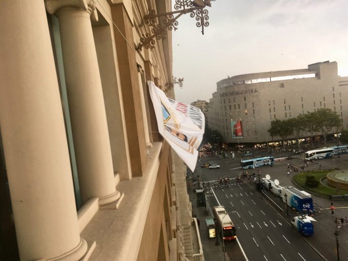 La pancarta penjada per uns activistes, amb un missatge contra el rei en anglès