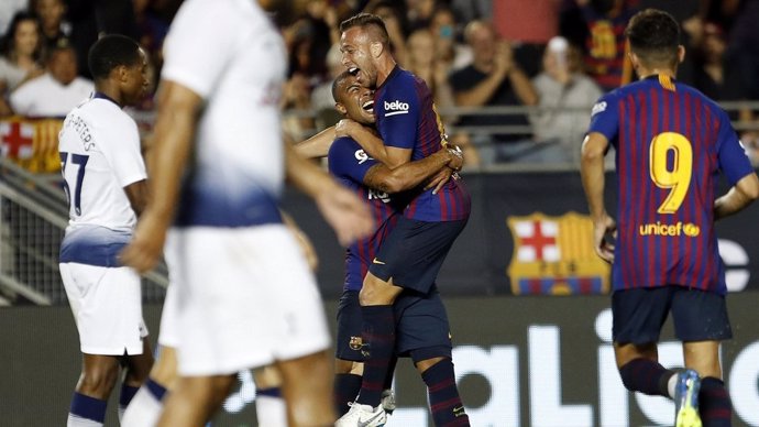 Arthur celebra su gol con el Barcelona