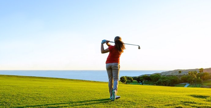 Golfista golf campo málaga costa del sol juego jugadora destino ocio turismo