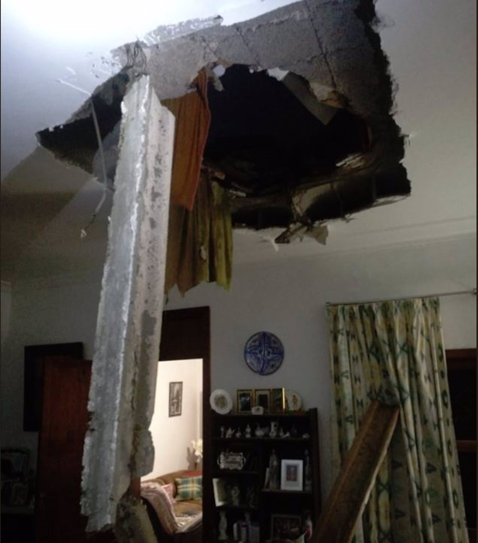 Desalojan a una familia de una vivienda de Palma tras derrumbarse el techo por las fuertes lluvias