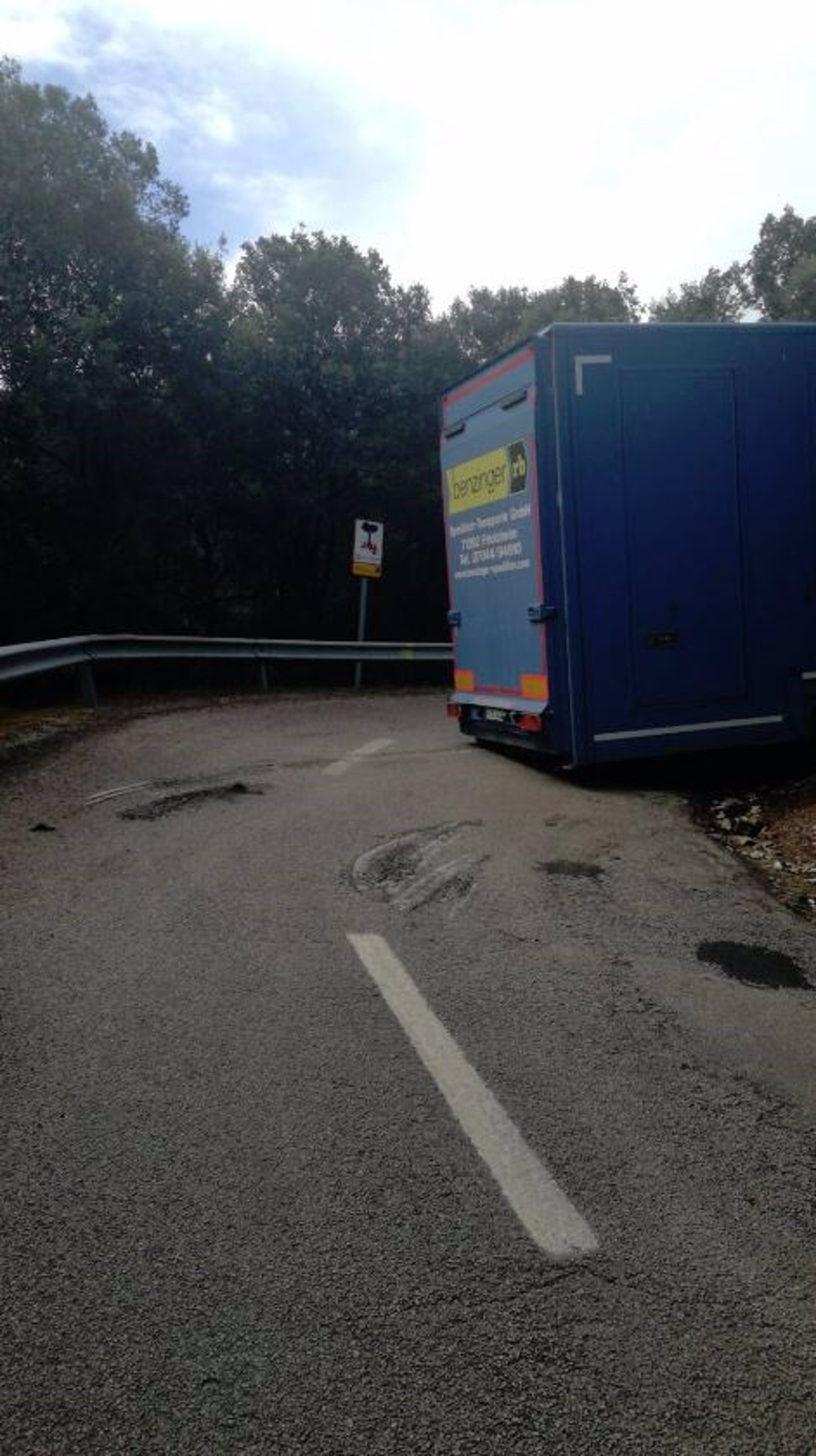 La carretera Bunyola-Orient permanece cortada al quedarse un camión atascado