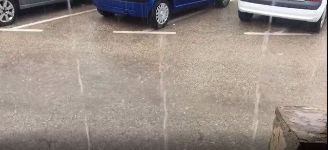 Lluvia en un aparcamiento de Dénia