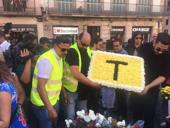 Ofrenda floral de taxistas de Barcelona en homenaje a las víctimas del 17A