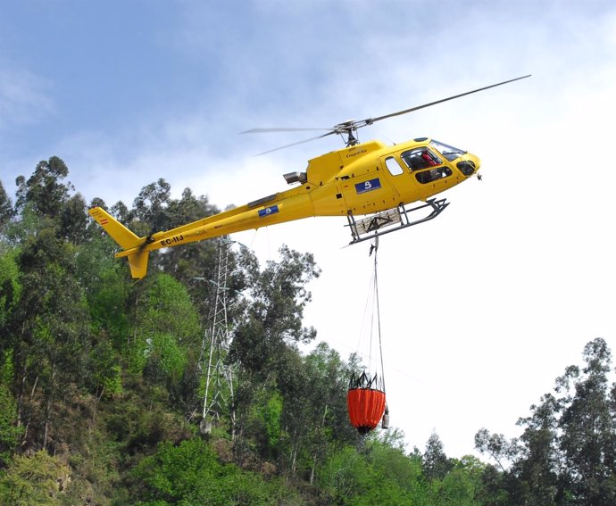 Un helicóptero, en labores para extinguir un incendio forestal