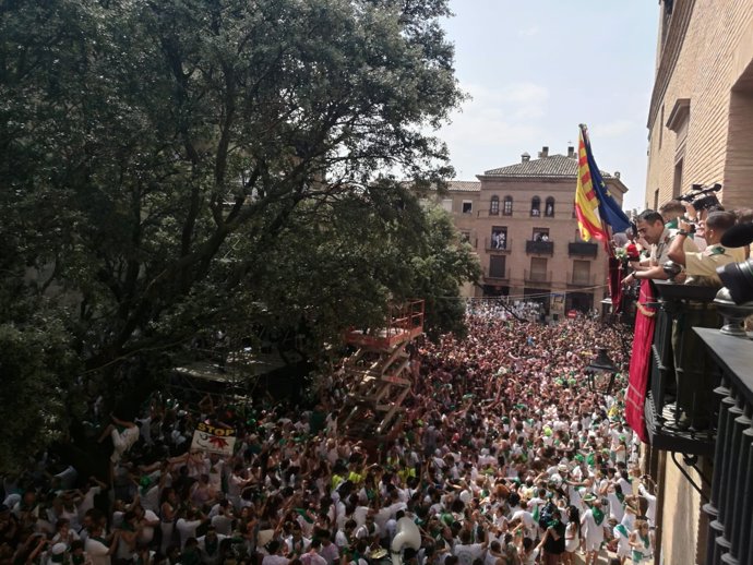 Inicio de las Fiestas de San Lorenzo y el balcón del Ayuntamiento de Huesca