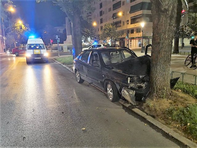 Cuatro jóvenes heridos al empotrarse un coche contra un árbol en Badajoz