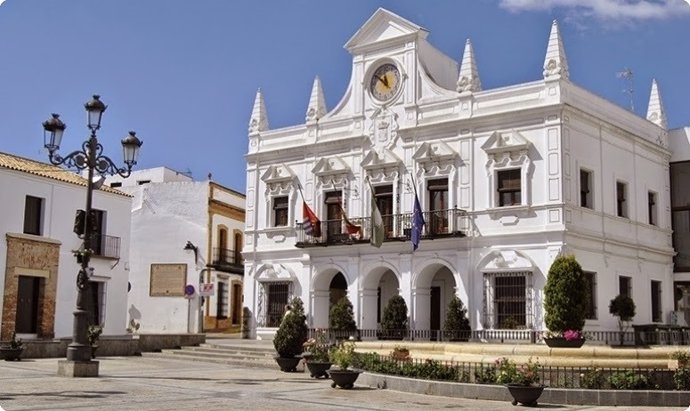 Fachada del Ayuntamiento de Cartaya. 