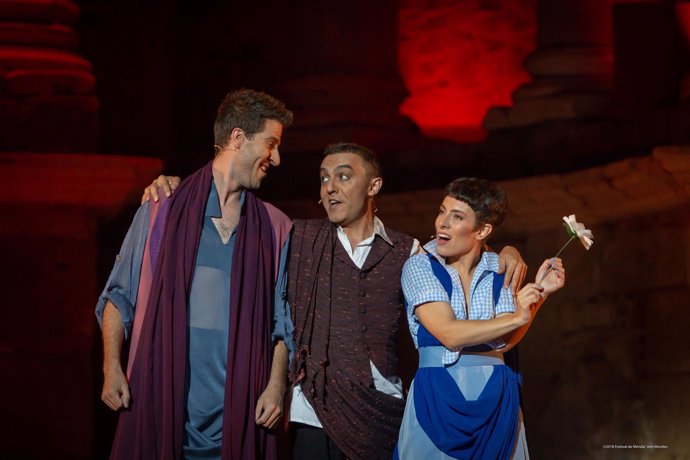 Los actores de 'La comedia del fantasma', en el teatro romano de Mérida