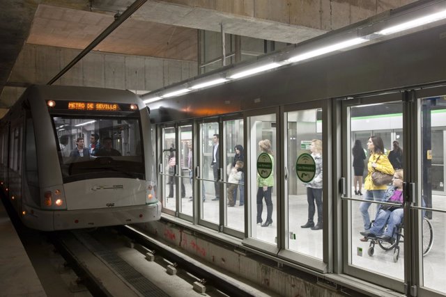 El Metro de Sevilla circulando por una de sus estaciones