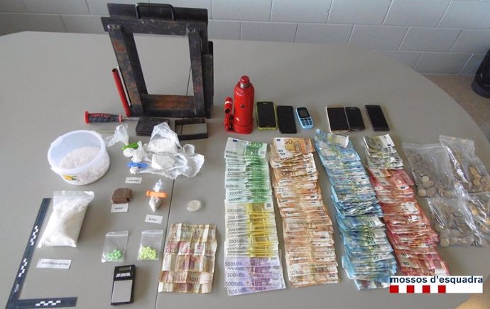 Material sostret d'un pis de compravenda de drogues a Llançà (Girona)