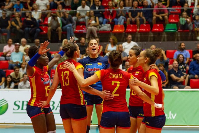 Las jugadoras de la selección española femenina de voleibol celebran un punto