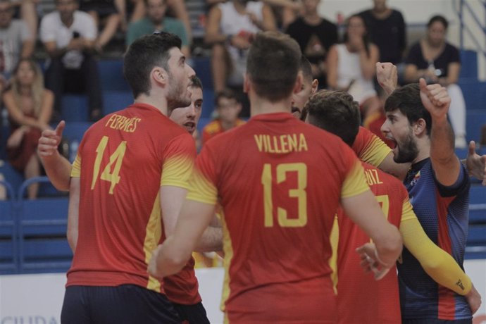 Los jugadores de la selección española de voleibol celebran un punto