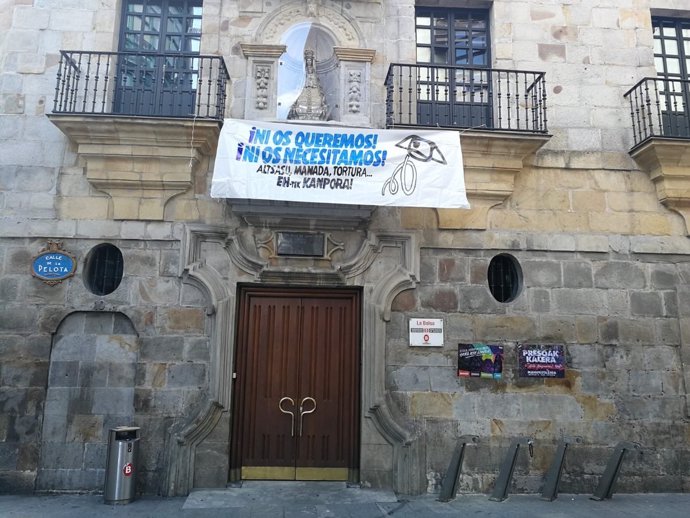 Pancarta contra la Guardia Civil en el Casco Viejo de Bilbao 