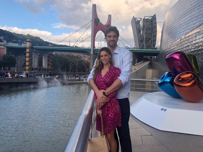 Pau Gasol junto a su novia en el Museo Guggenheim