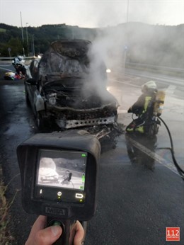 Vehículo incendiado en la autovía 