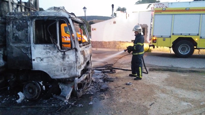 Incendio extinguido de camión en Conil