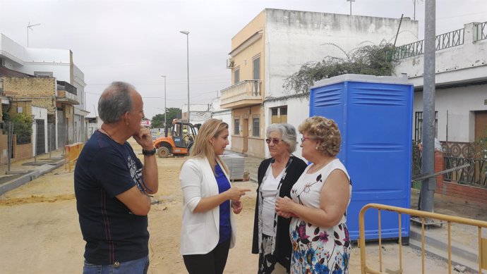 La alcaldesa de Alcalá de Guadaíra visita las obras de la avenida Pelay Correa