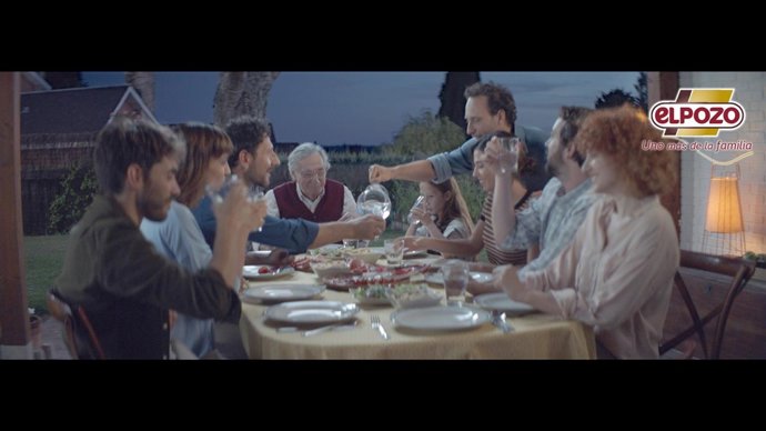 Fotograma de la campaña 'De familia a familia'