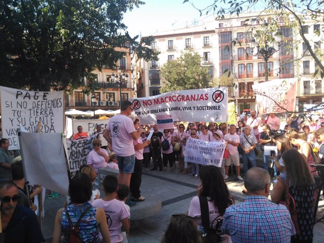 Concentración contra las macrogranjas en Toledo