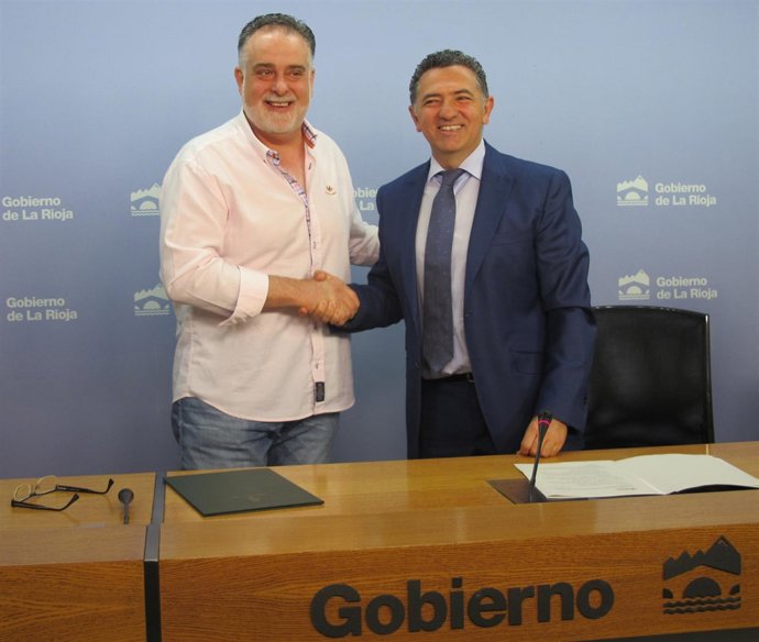 Cuevas y Varona estrechan las manos tras la firma de los convenios.