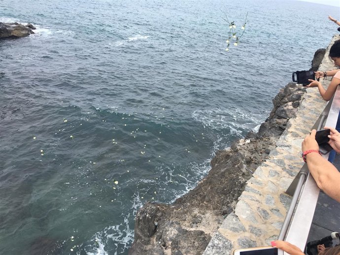 Ofrenda floral en el décimo aniversario del accidente del JK5022