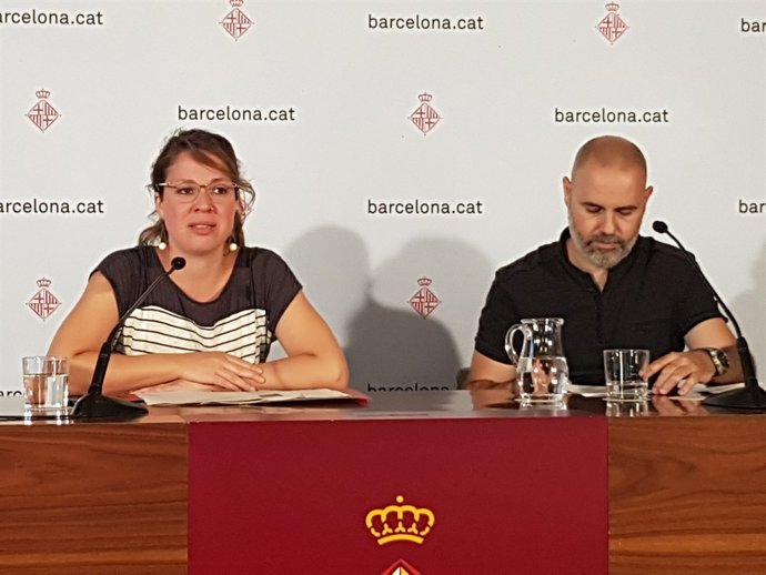 La tinent d'alcalde de Barcelona Janet Sanz i el regidor Eloi Badia