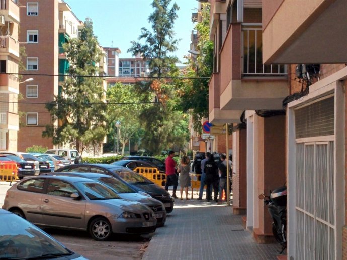 Cordó policial davant la casa de l'atacant de la comissaria de Cornellà