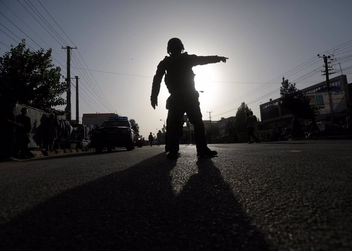 Policía afgano tras un atentado suicida en Kabul