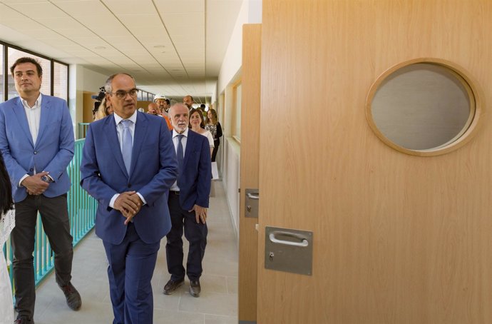 El consejero Rafael van Grieken visita las instalaciones del IES de Paracuellos