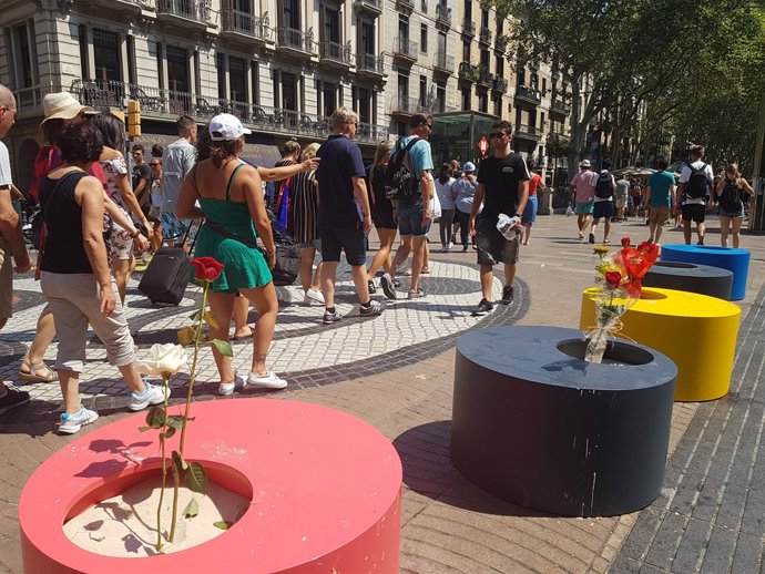 Es retiren els testos col·locats pel 17A al mosaic de Miró de la Rambla