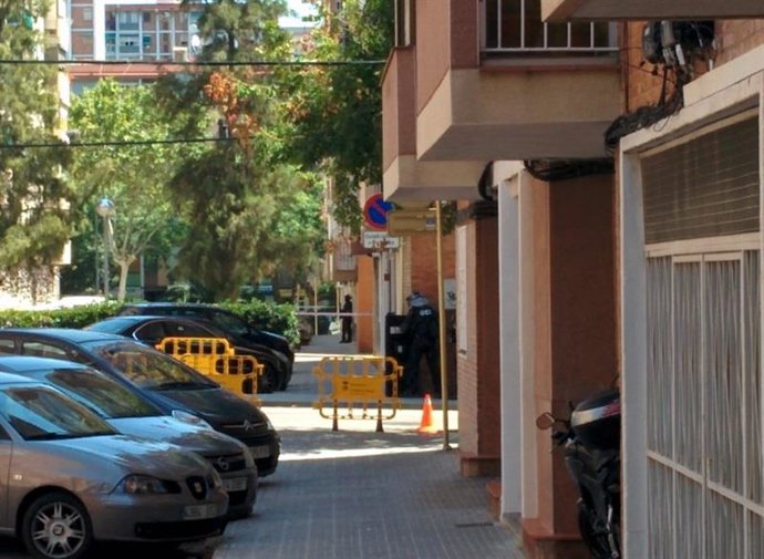 Edifici acordonat on vivia l'atacant de Cornellà