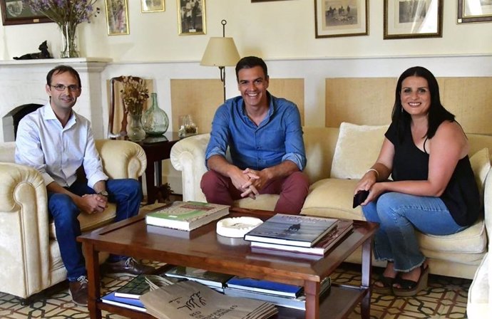La alcaldesa de Almonte, Rocío Espinosa, se reúne con Pedro Sánchez.