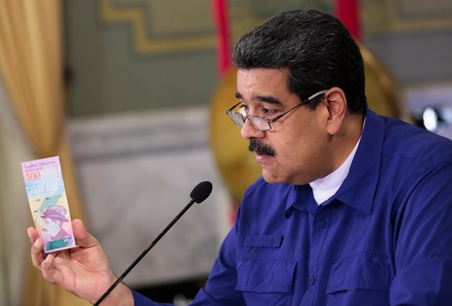 Maduro con un billete del nuevo bolívar soberano