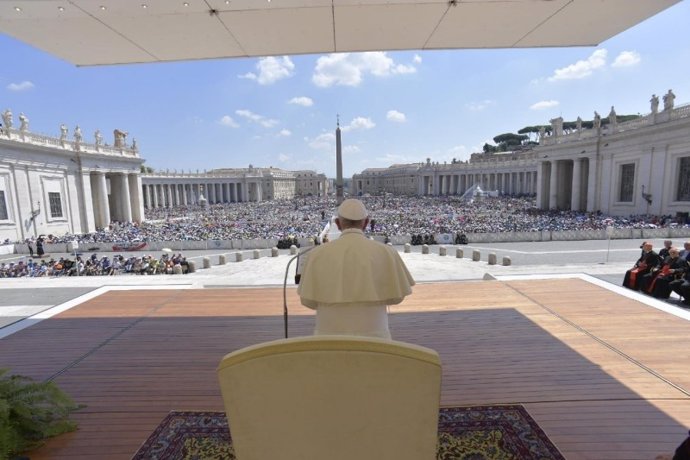 El Papa reza el Ángelus en la Plaza de San Pedro del Vaticano
